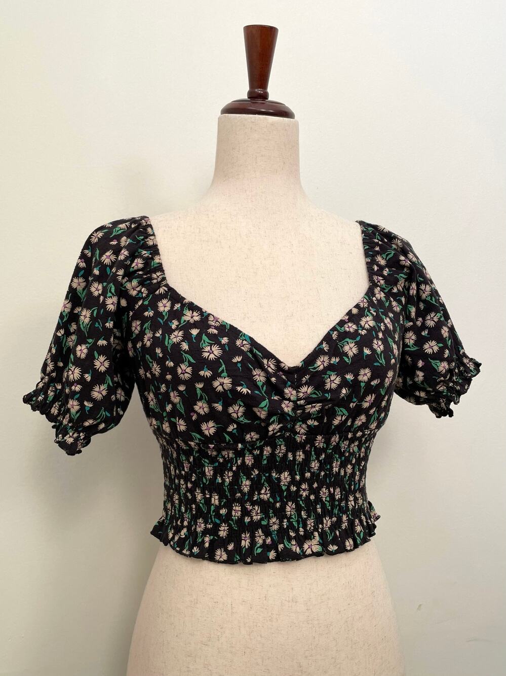 Billabong Smocked Puff Sleeve Floral Top Womens S Black Pebble Love Song Crop